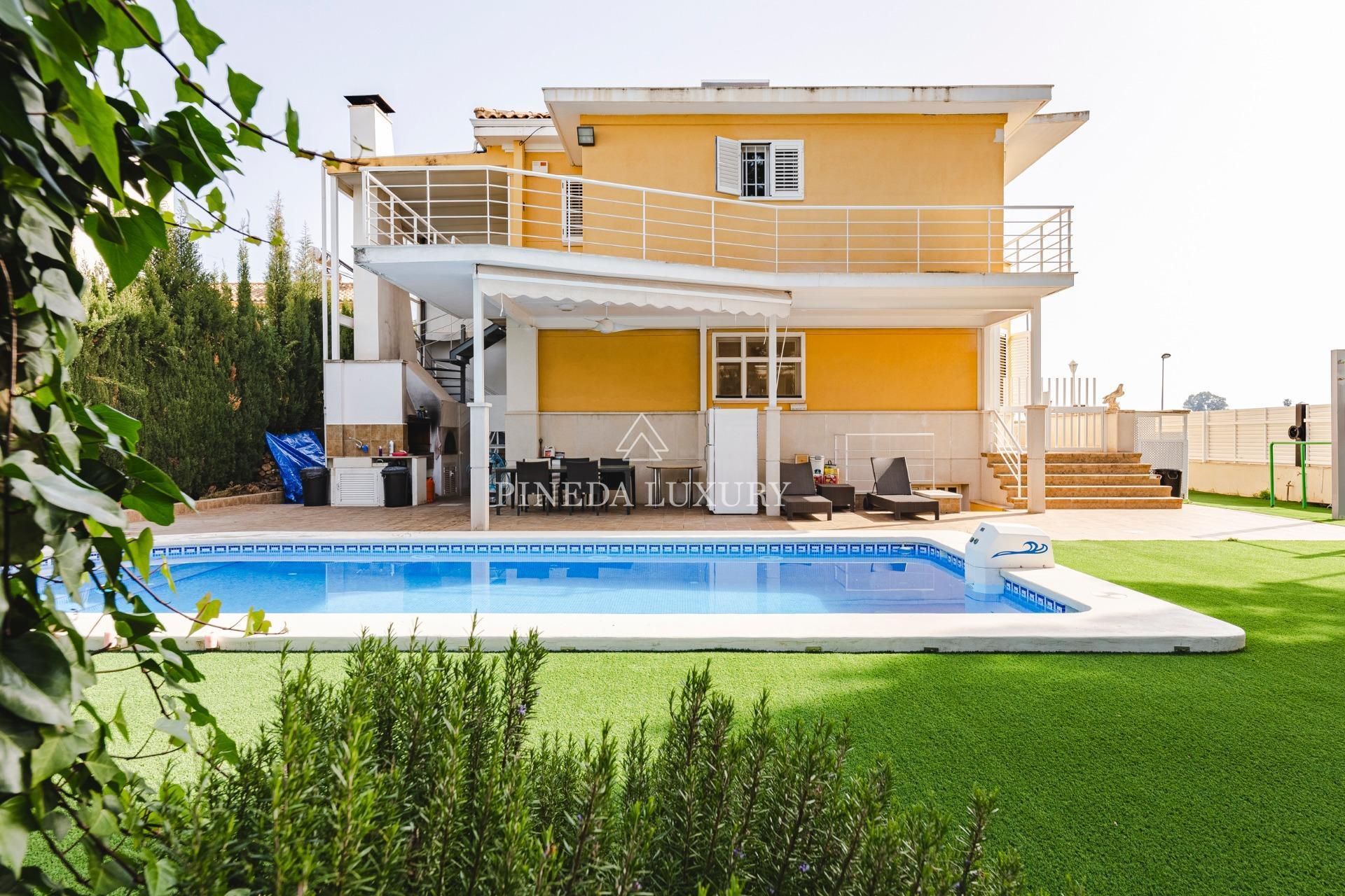 Vista exterior de Casa o xalet en venda en El Puig de Santa Maria amb Aire condicionat, Calefacció i Jardí privat
