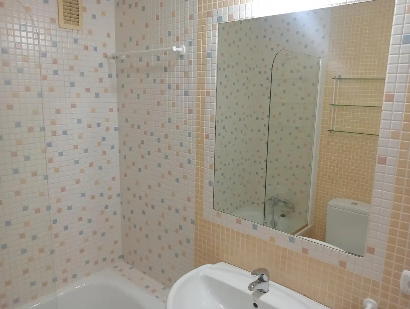 Bathroom of Flat for rent in Sevilla  with Air Conditioner, Storage room and Balcony