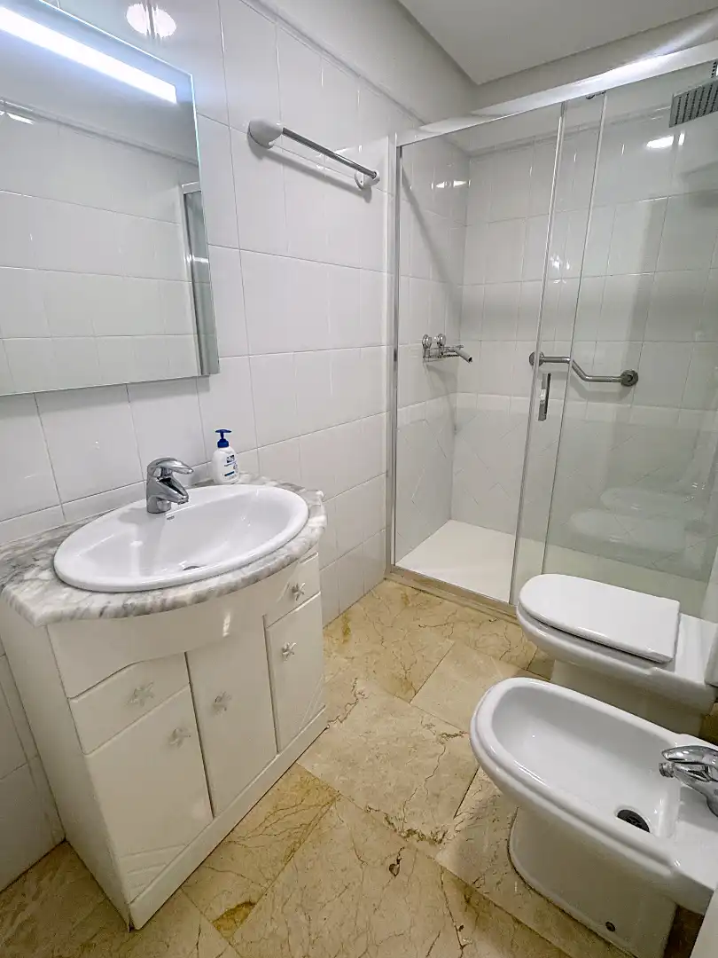 Baño de Piso de alquiler en Las Palmas de Gran Canaria con Trastero, Horno y Lavadora