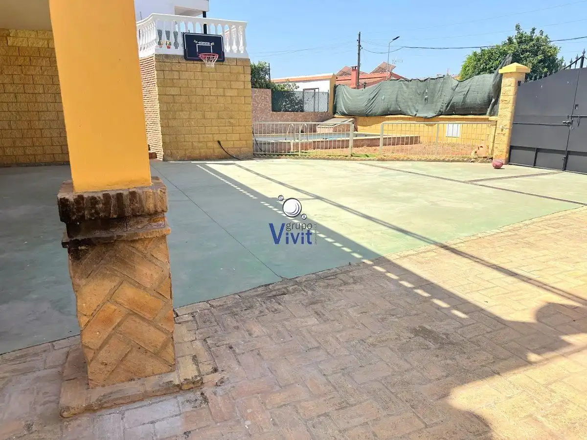 Vista exterior de Casa o xalet en venda en Alcalá de Guadaira amb Aire condicionat, Traster i Piscina