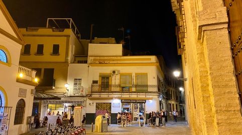 CASA CON HISTORIA EN ALQUILER FRENTE AL MERCADO DE FERIA.