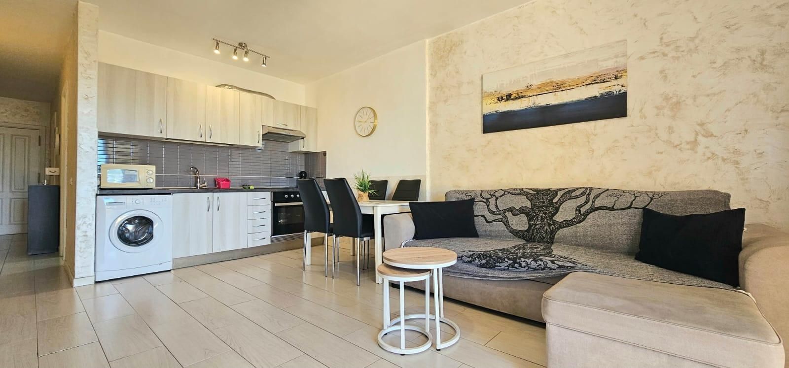 Sala de estar de Piso en venta en Adeje con Amueblado y Piscina comunitaria