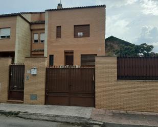 Vista exterior de Casa adosada en venda en Puertollano amb Terrassa