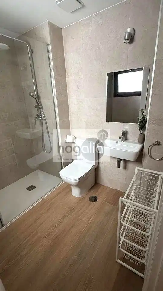 Baño de Planta baja de alquiler en Sevilla con Aire acondicionado, Trastero y Piscina
