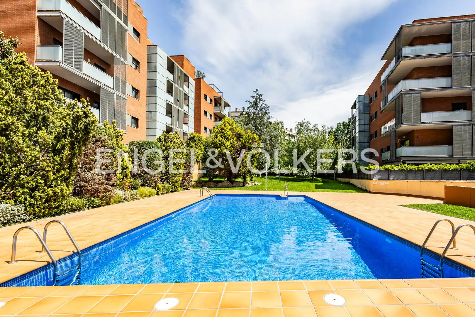 Piscina de Pis en venda en Sant Cugat del Vallès amb Aire condicionat, Calefacció i Jardí privat