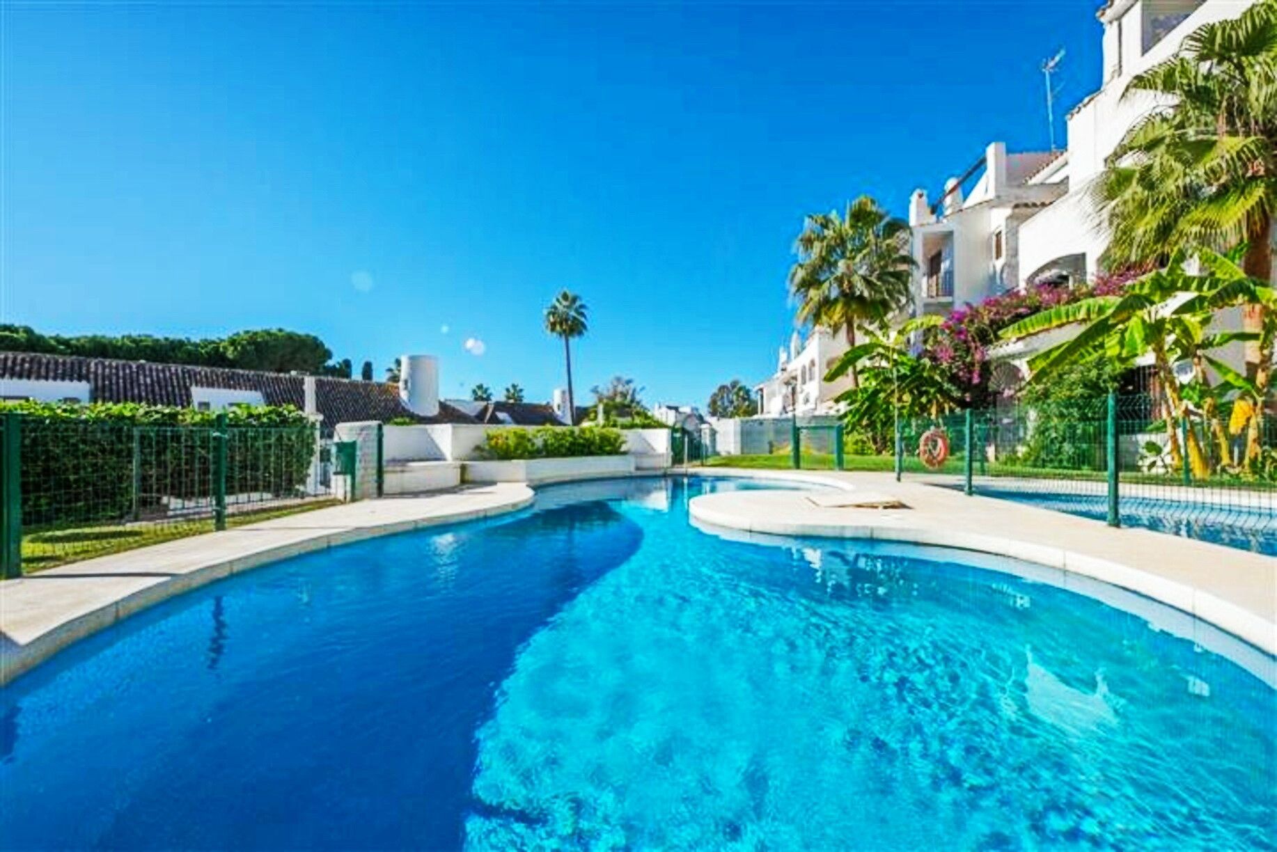 Vista exterior de Apartament en venda en Marbella amb Aire condicionat, Terrassa i Piscina