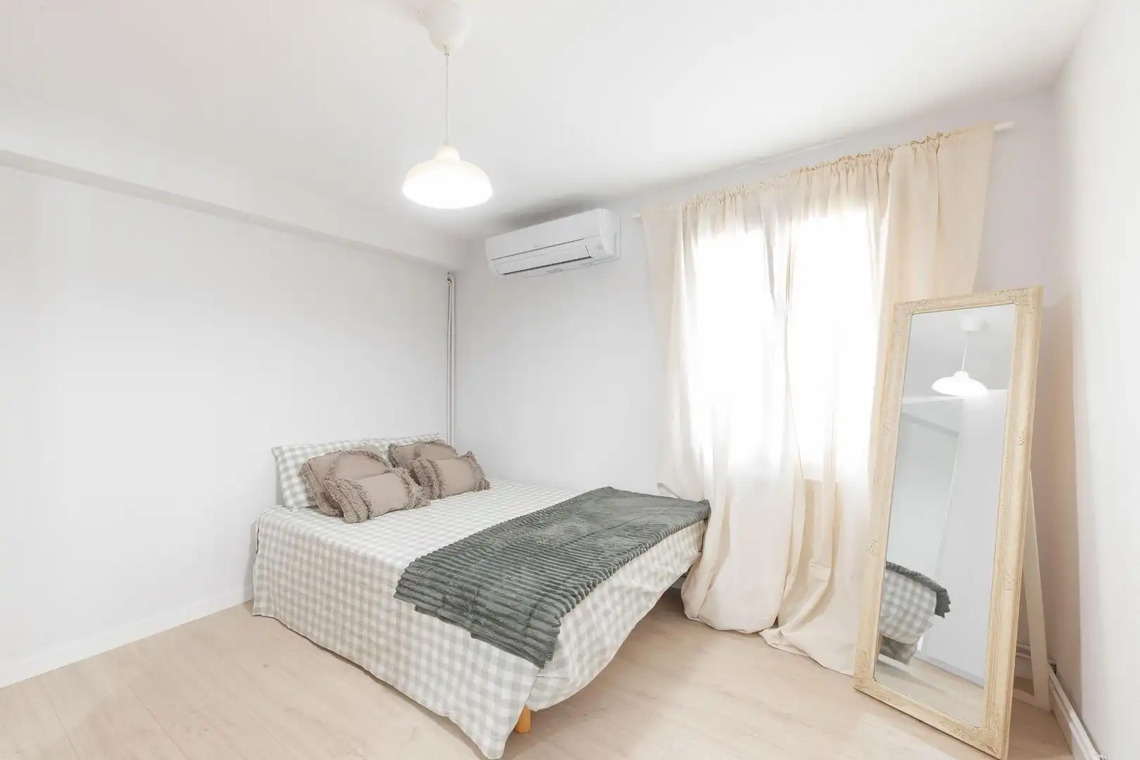 Schlafzimmer von Dachboden zur Miete in  Palma de Mallorca mit Klimaanlage, Heizung und Parkett