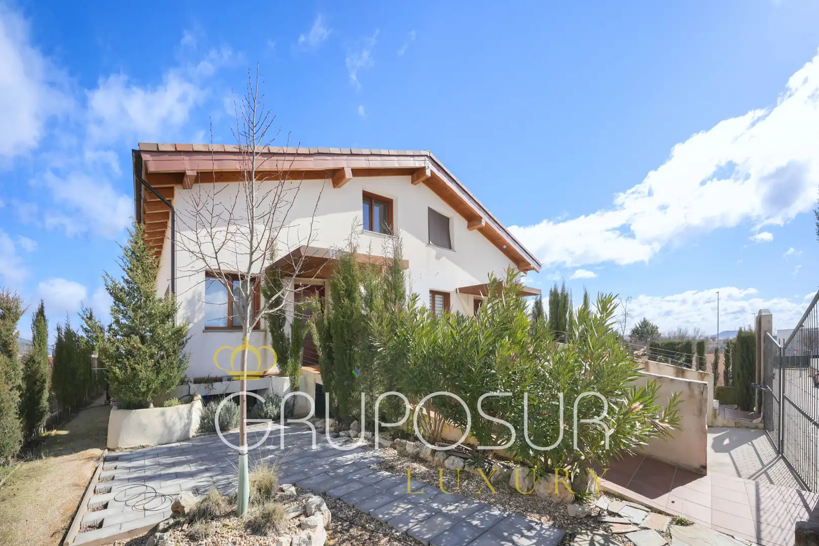 Außenansicht von Einfamilien-Reihenhaus zum Verkauf in Valladolid mit Klimaanlage, Heizung und Terrasse