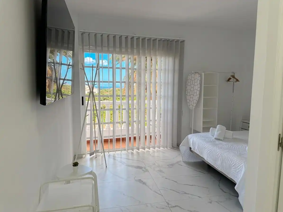 Dormitori de Casa o xalet en venda en Guía de Isora amb Aire condicionat, Terrassa i Moblat