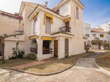 Bungalow mit Balkon zur Miete in Avenida santiago bernabeu 44