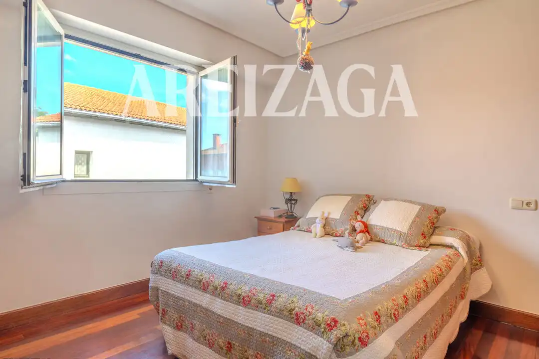 Dormitori de Casa adosada en venda en Donostia - San Sebastián  amb Calefacció, Terrassa i Traster