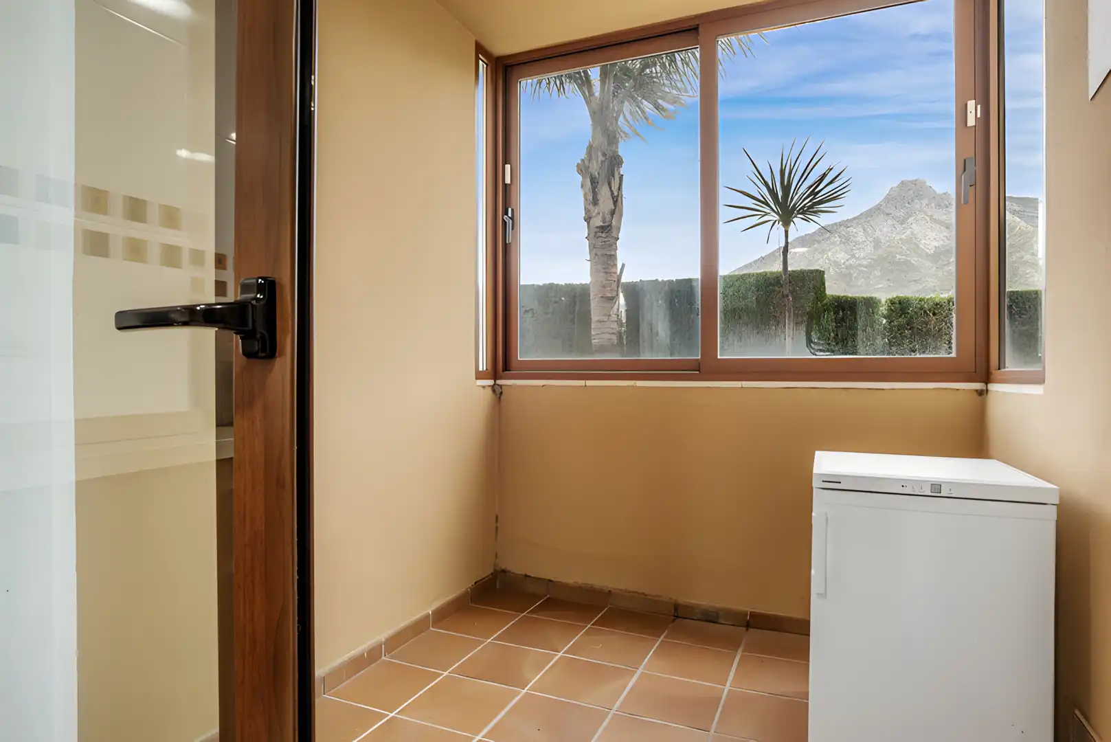Garten von Erdgeschoss zum Verkauf in Marbella mit Klimaanlage, Terrasse und Schwimmbad