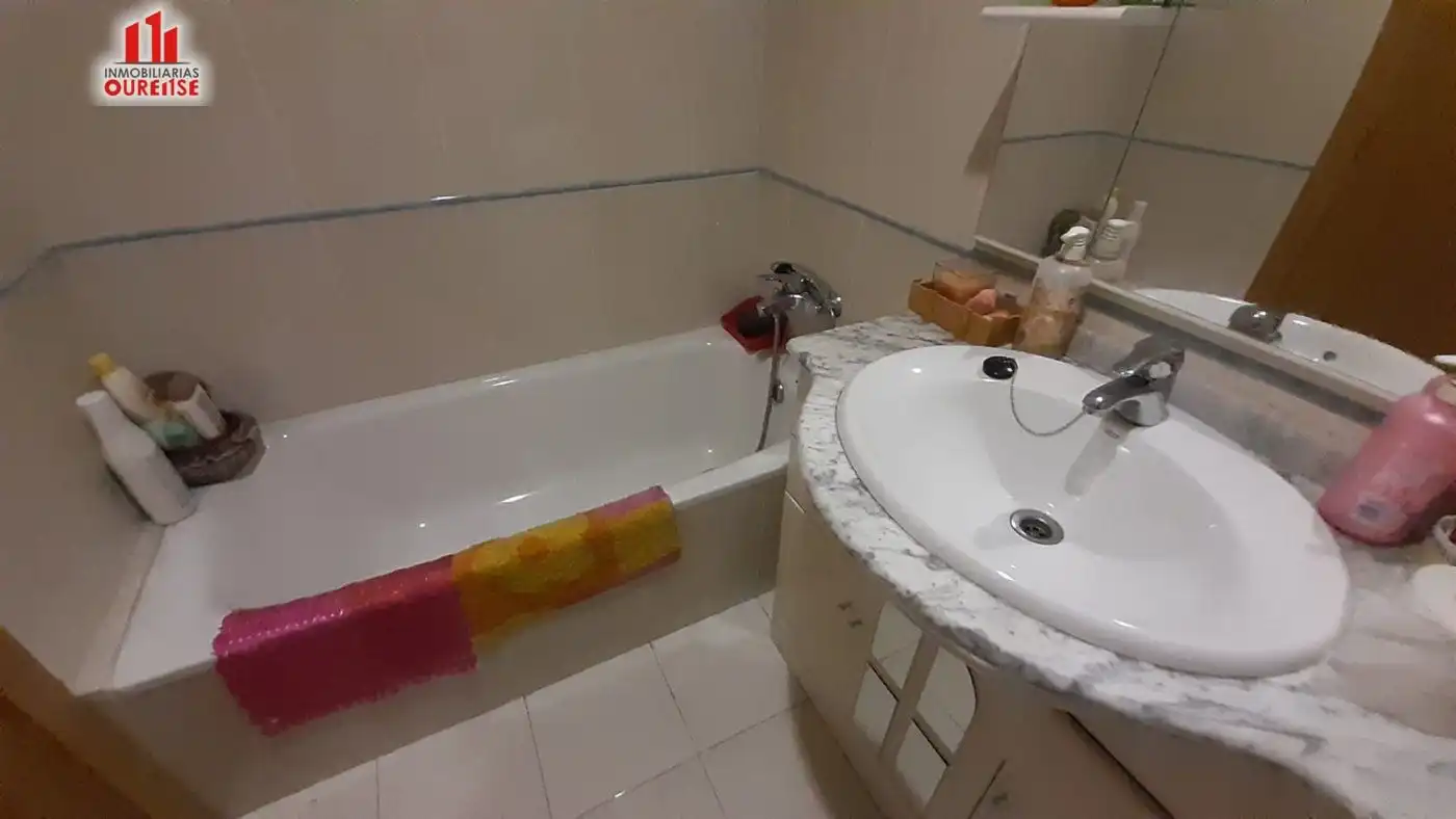 Bathroom of Flat for sale in Ourense Capital   with Heating, Terrace and Storage room