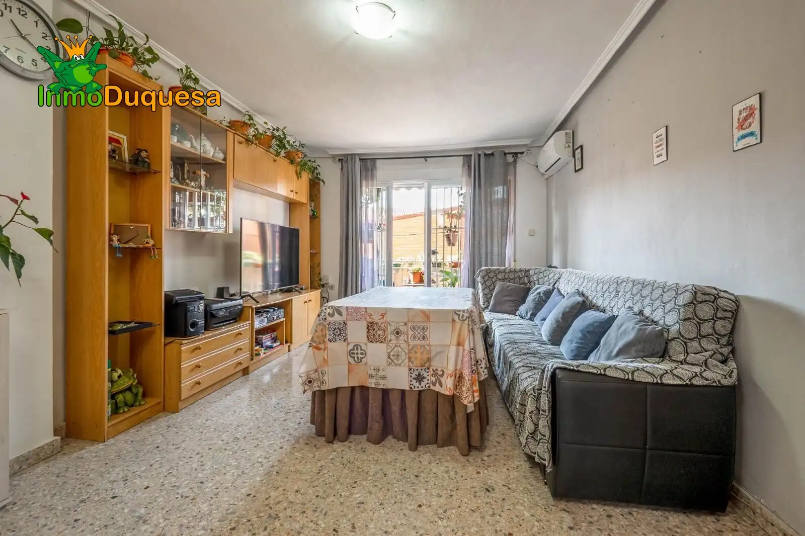 Living room of Flat for sale in Granada  with Air Conditioner, Heating and Terrace