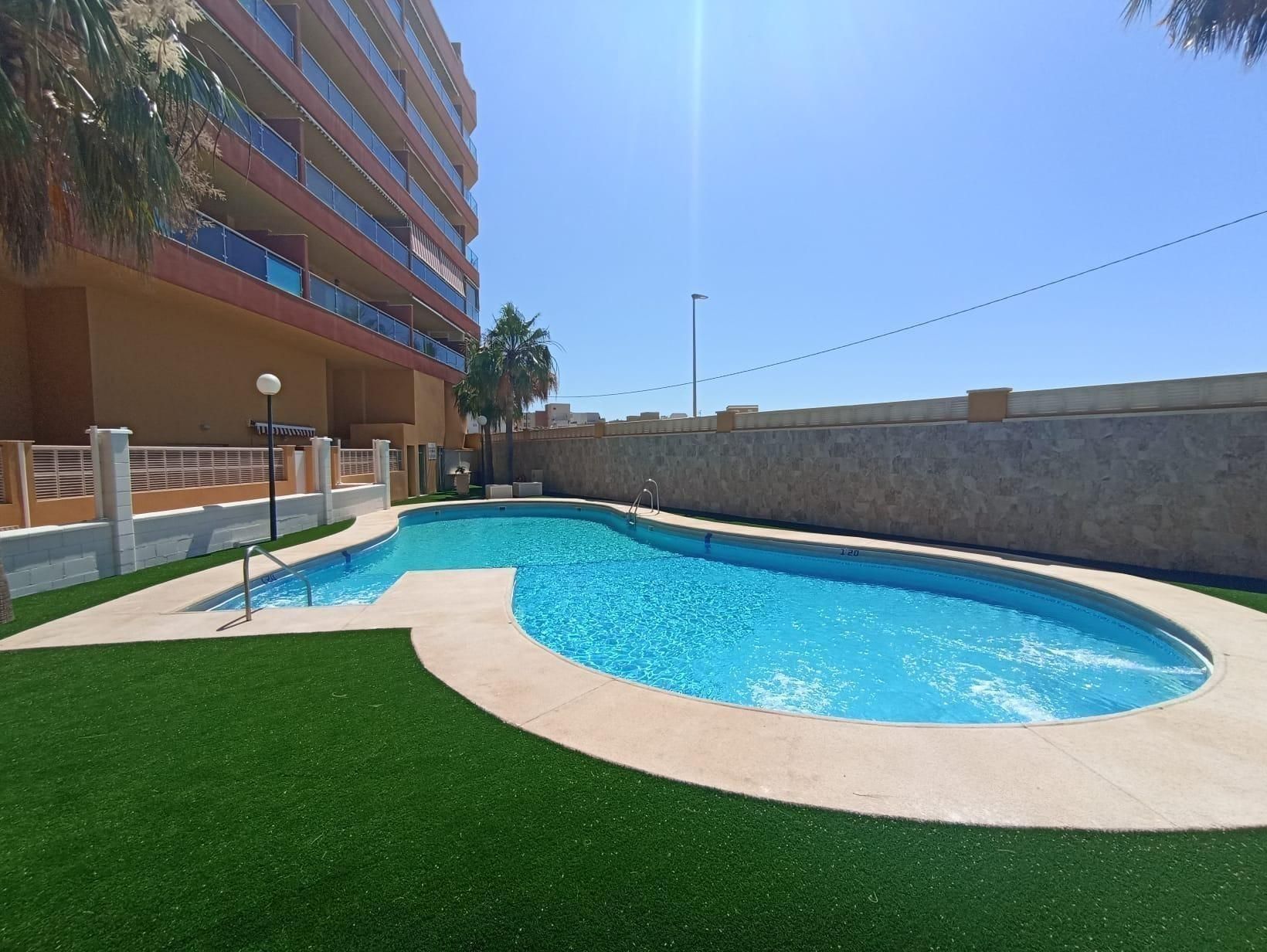 Piscina de Pis de lloguer en Roquetas de Mar amb Aire condicionat i Terrassa