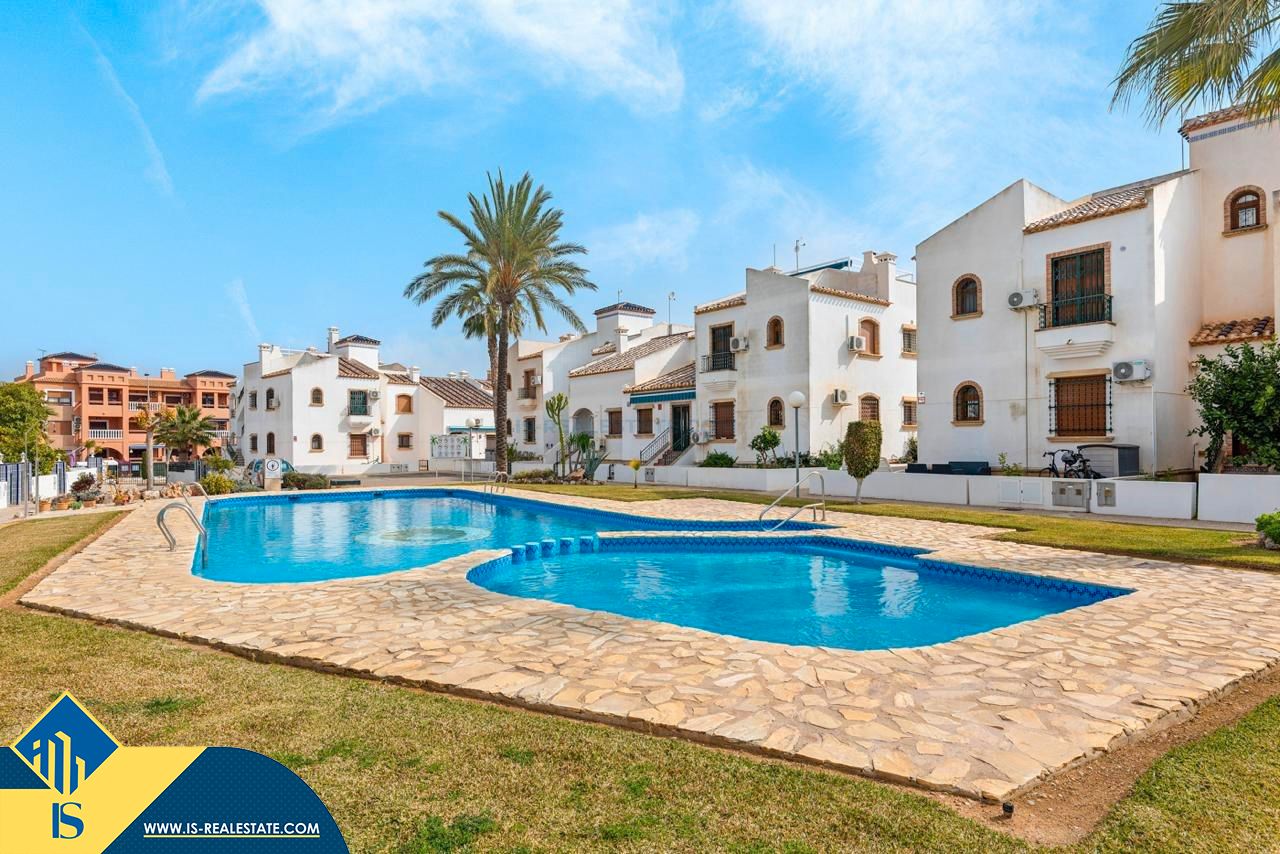 Vista exterior de Àtic en venda en Orihuela amb Terrassa, Moblat i Piscina comunitària