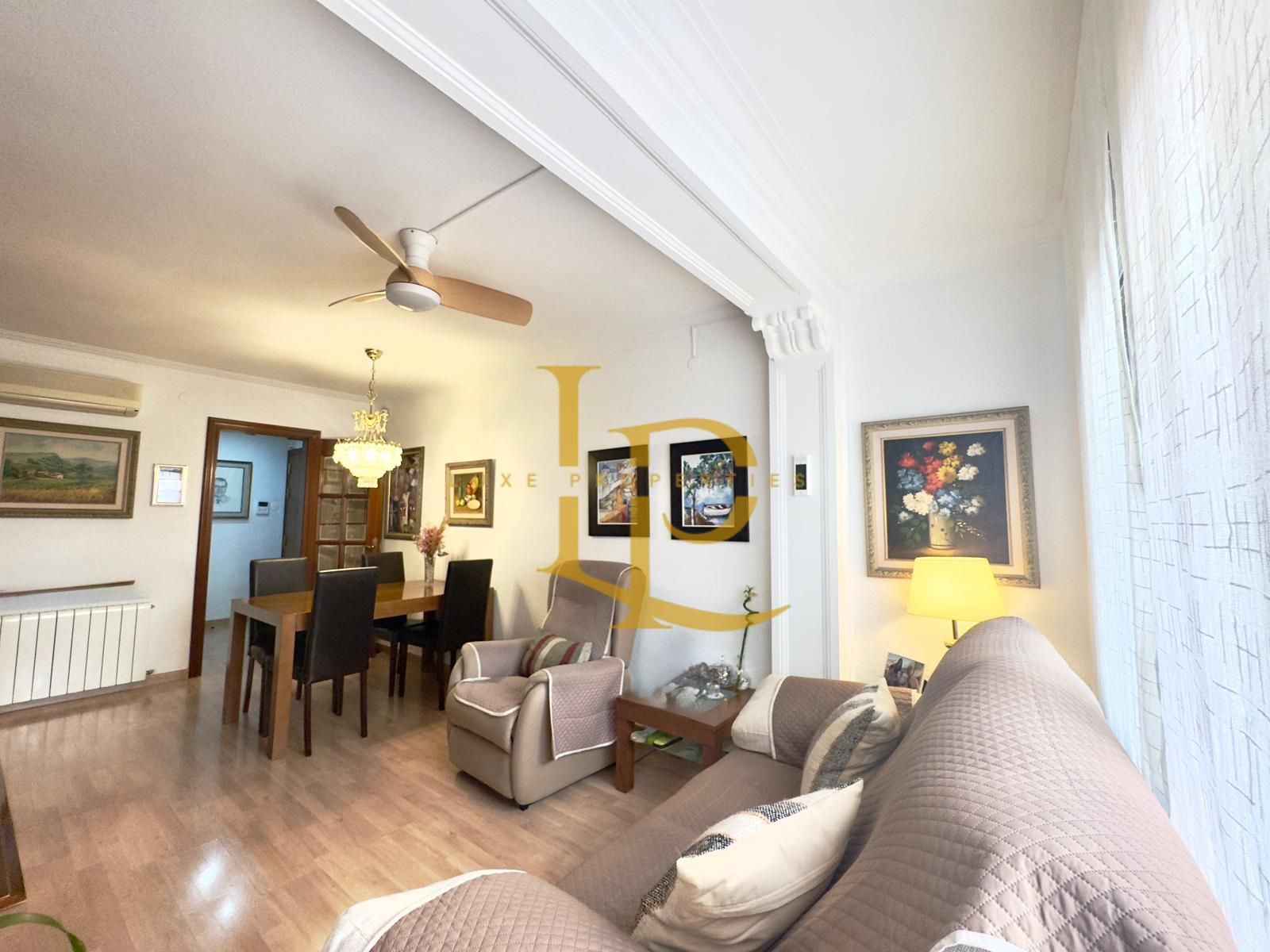 Sala d'estar de Pis en venda en L'Hospitalet de Llobregat amb Aire condicionat, Calefacció i Parquet