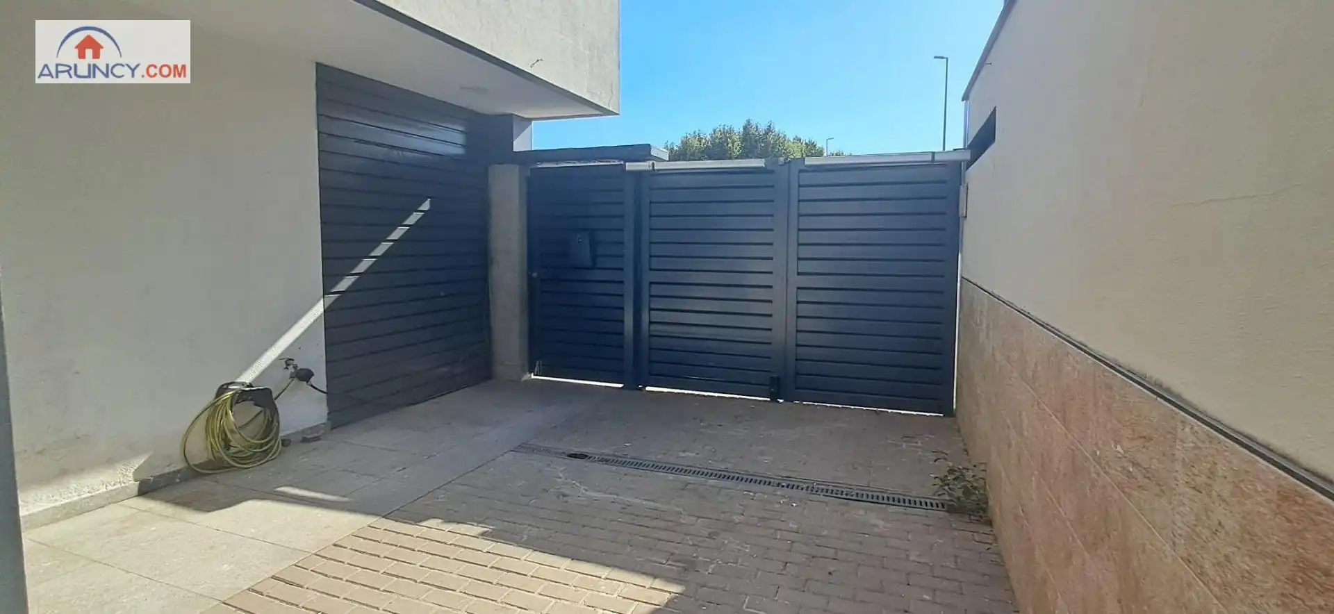 Aparcament de Casa adosada en venda en Espartinas amb Aire condicionat, Calefacció i Jardí privat