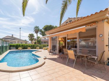 Detached house with pool for sale in Deltebre