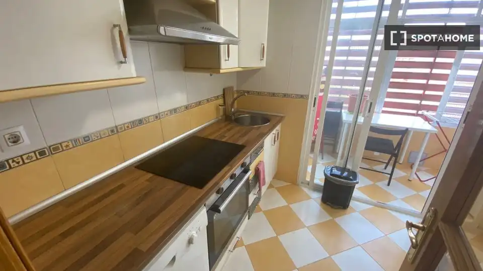Cuina de Pis de lloguer en Madrid amb Aire condicionat, Calefacció i Moblat