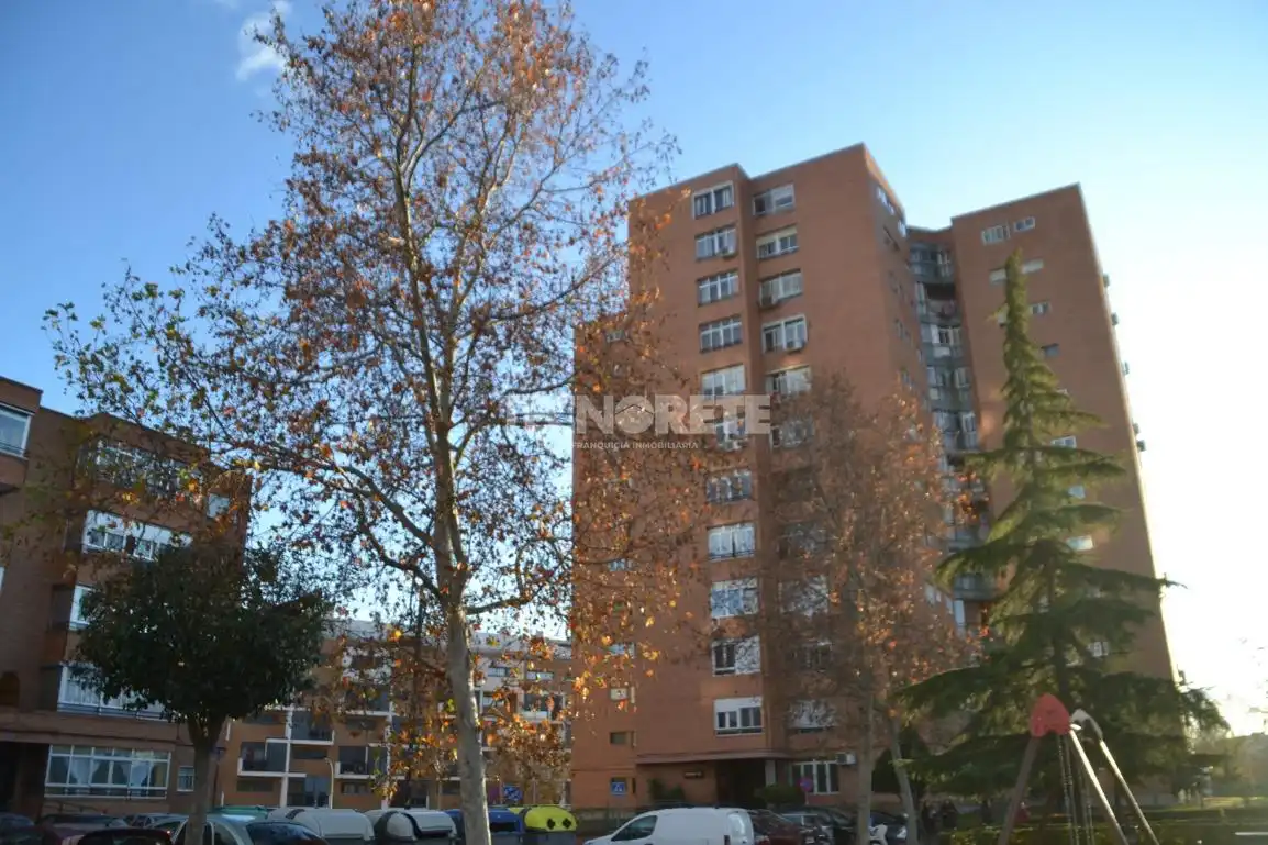 Vista exterior de Piso en venta en Guadalajara con Calefacción