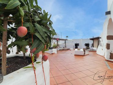 Detached house with pool for sale in Güime