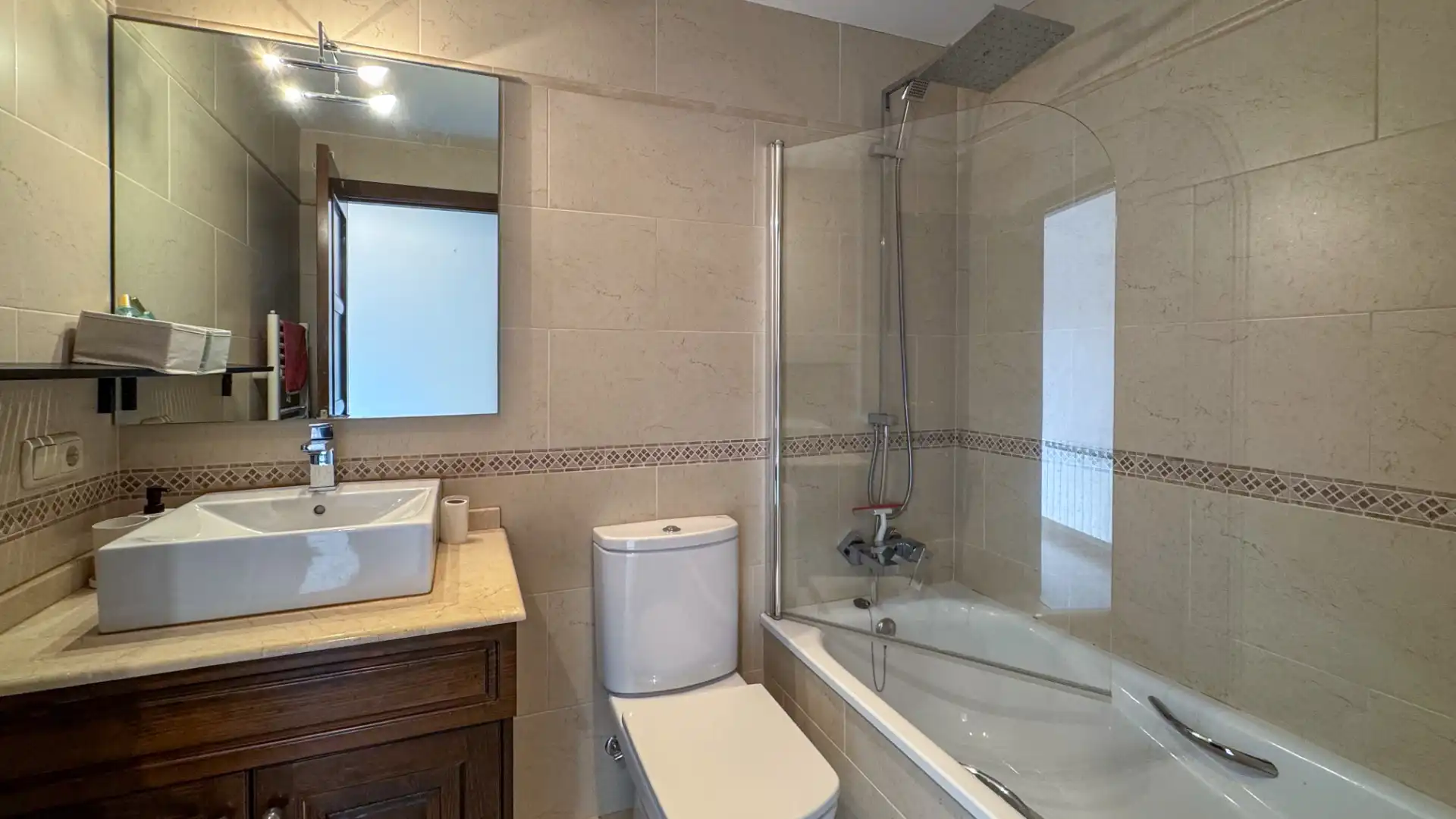Badezimmer von Wohnung zum Verkauf in Puigcerdà mit Heizung, Parkett und Terrasse