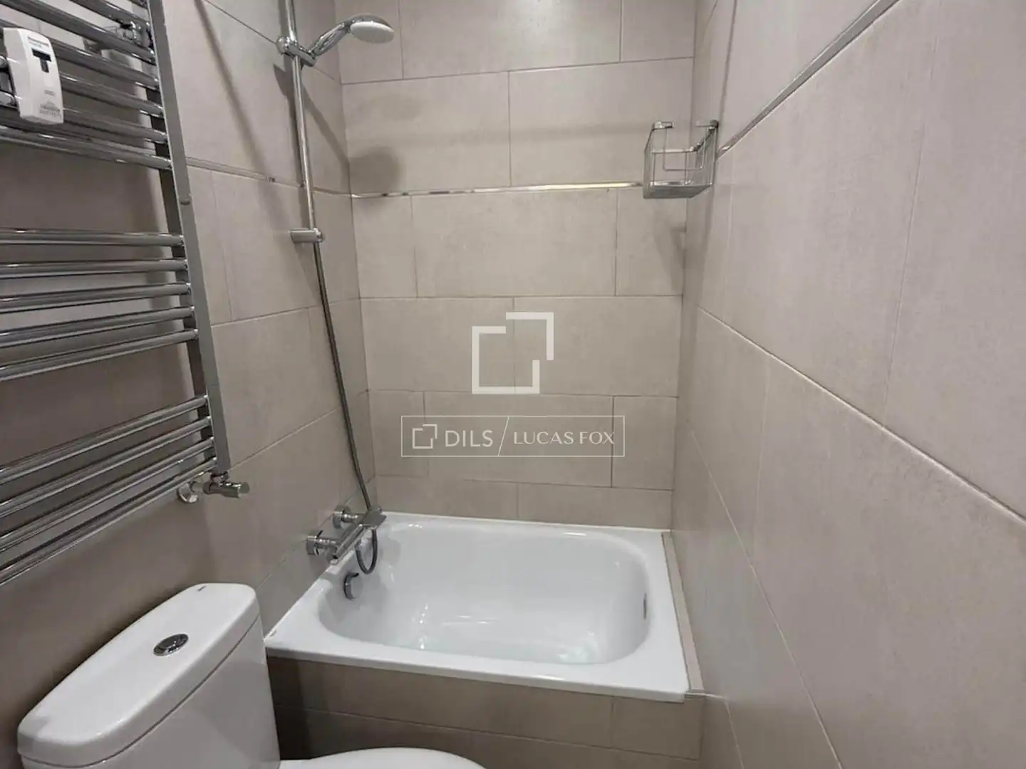 Bathroom of Flat for rent in Madrid  with Air Conditioner, Heating and Private garden