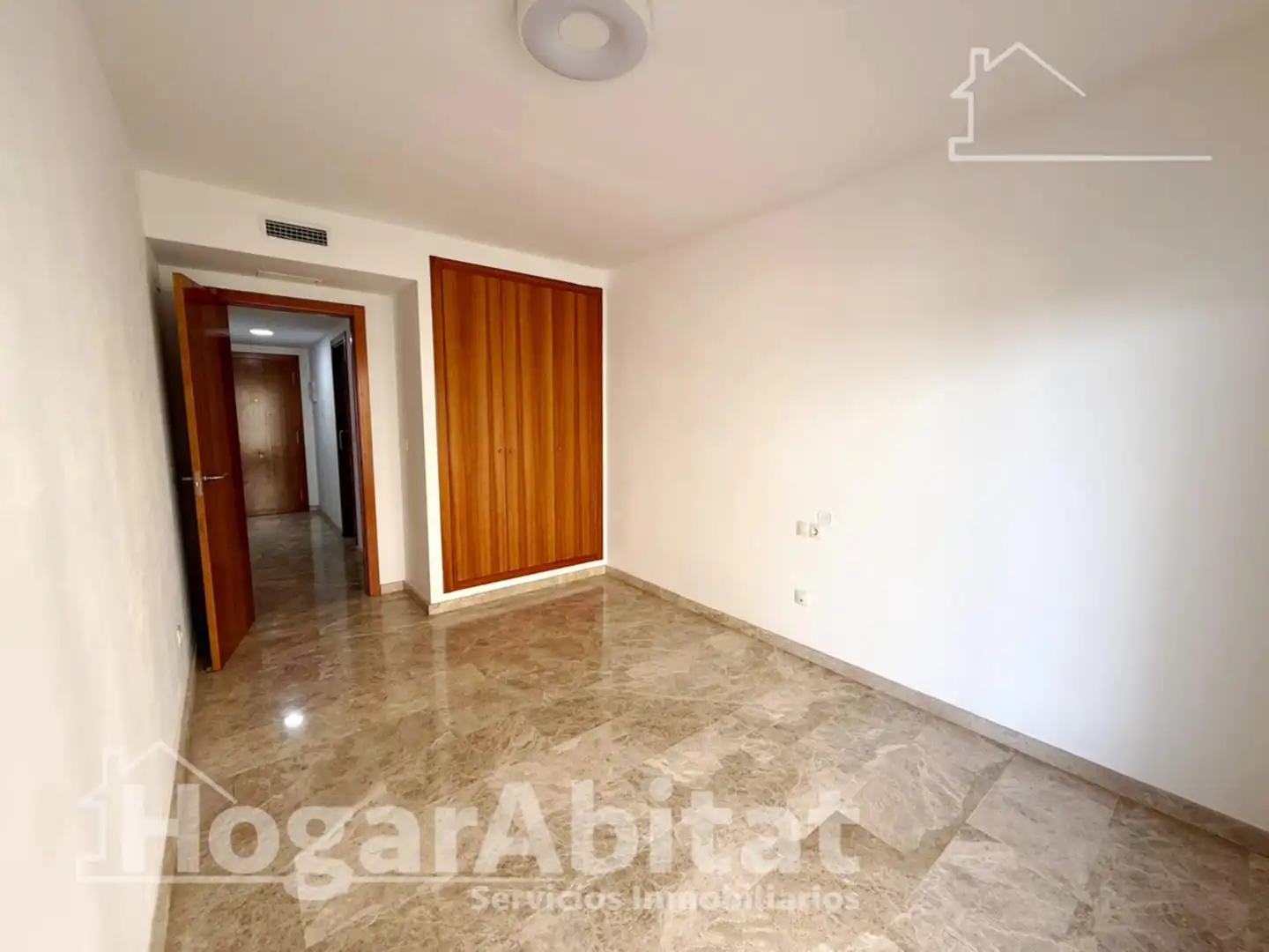 Dormitori de Pis de lloguer en Paterna amb Aire condicionat, Calefacció i Jardí privat