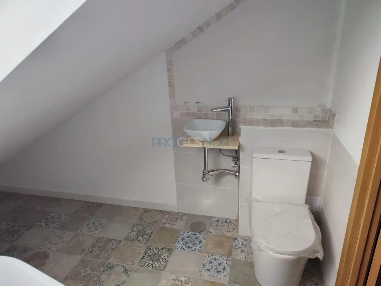 Bany de Casa adosada en venda en Valdefresno amb Calefacció, Jardí privat i Parquet