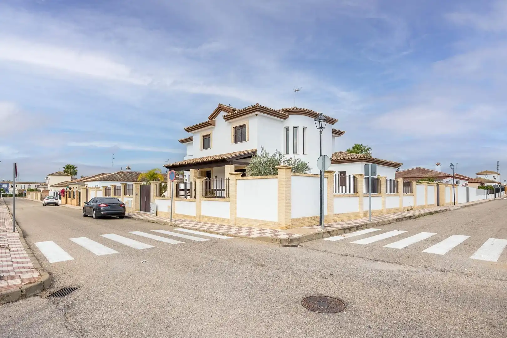 Vista exterior de Casa o xalet en venda en Villamanrique de la Condesa amb Aire condicionat, Calefacció i Jardí privat