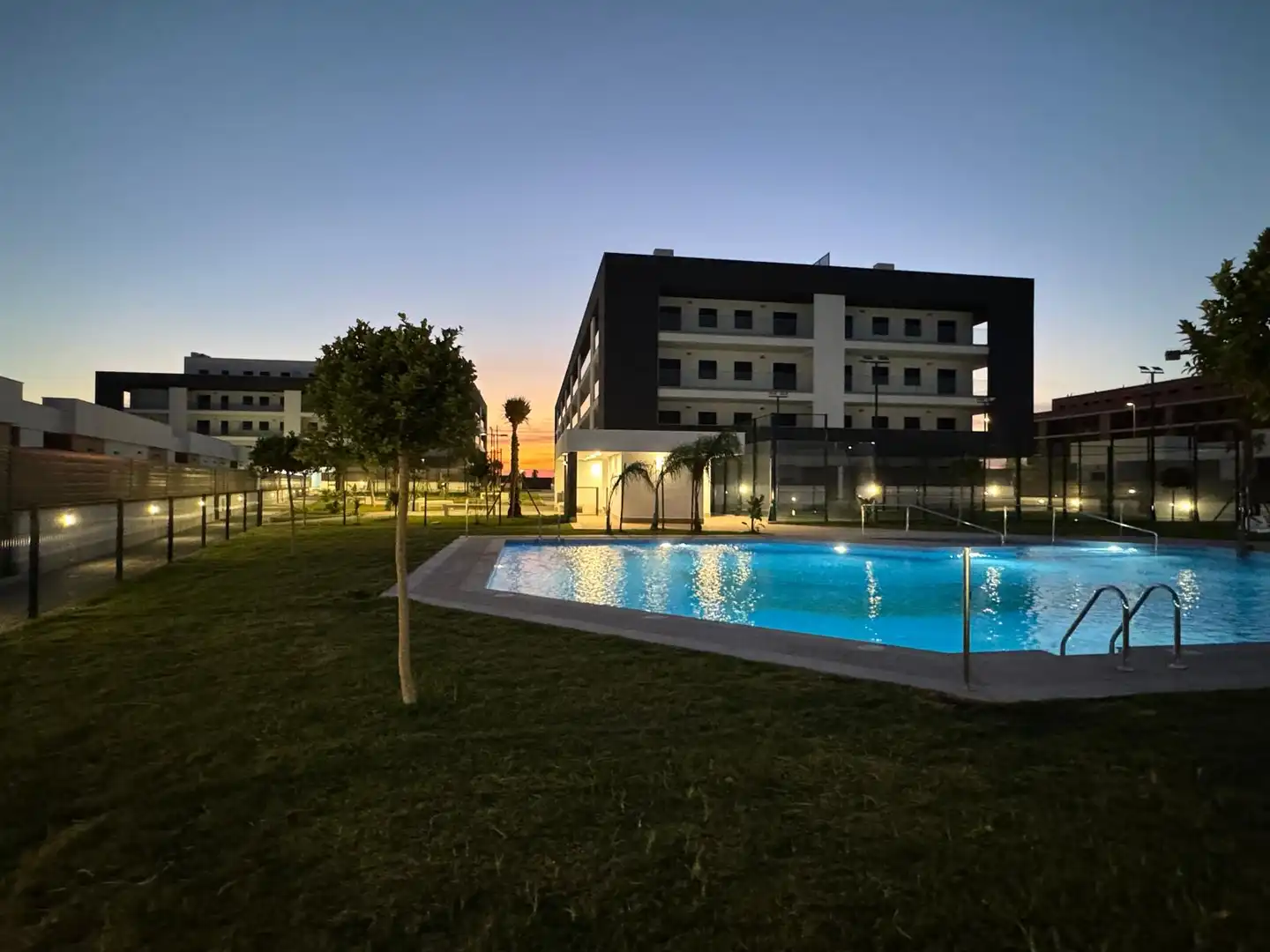 Schwimmbecken von Wohnung zur Miete in La Rinconada mit Klimaanlage, Heizung und Terrasse