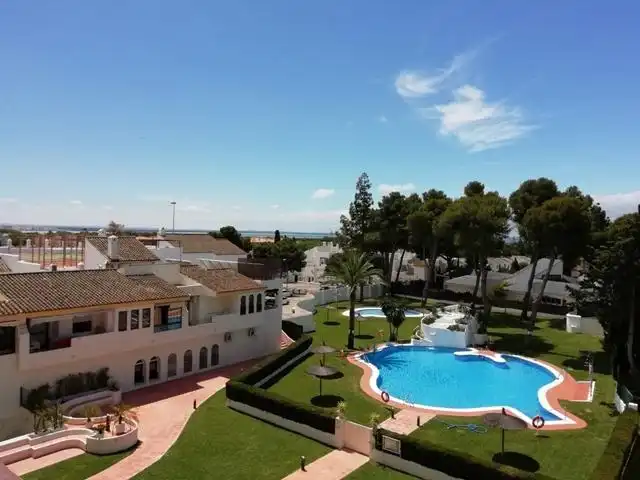 Vista exterior de Apartament en venda en El Puerto de Santa María amb Calefacció, Jardí privat i Piscina comunitària