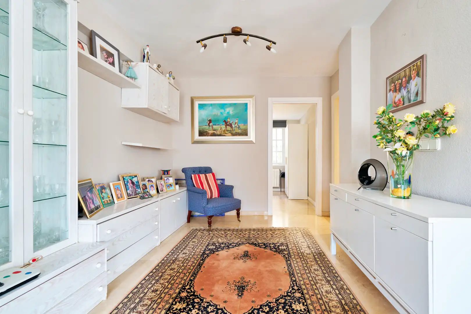 Wohnzimmer von Einfamilien-Reihenhaus zum Verkauf in Marbella mit Klimaanlage, Heizung und Terrasse