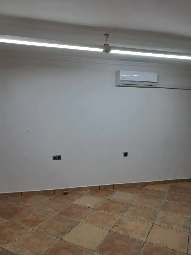 Local de lloguer en Brenes amb Aire condicionat