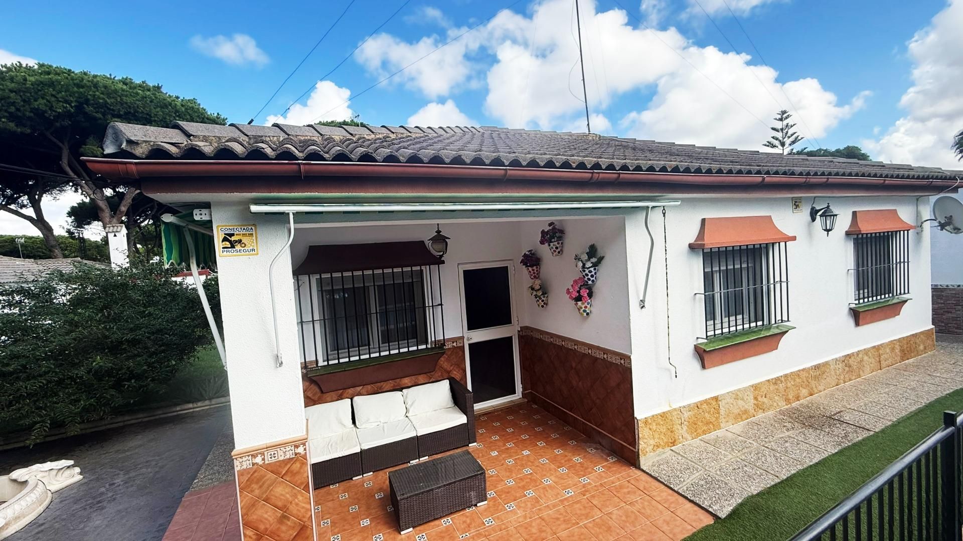 Vista exterior de Casa o chalet en venta en Chiclana de la Frontera con Aire acondicionado, Calefacción y Jardín privado