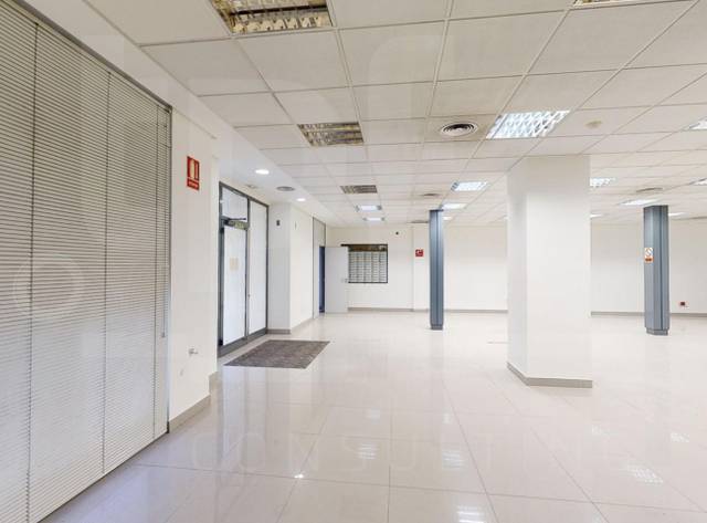 Local comercial en Alquiler en De La Constitució en Torrefiel