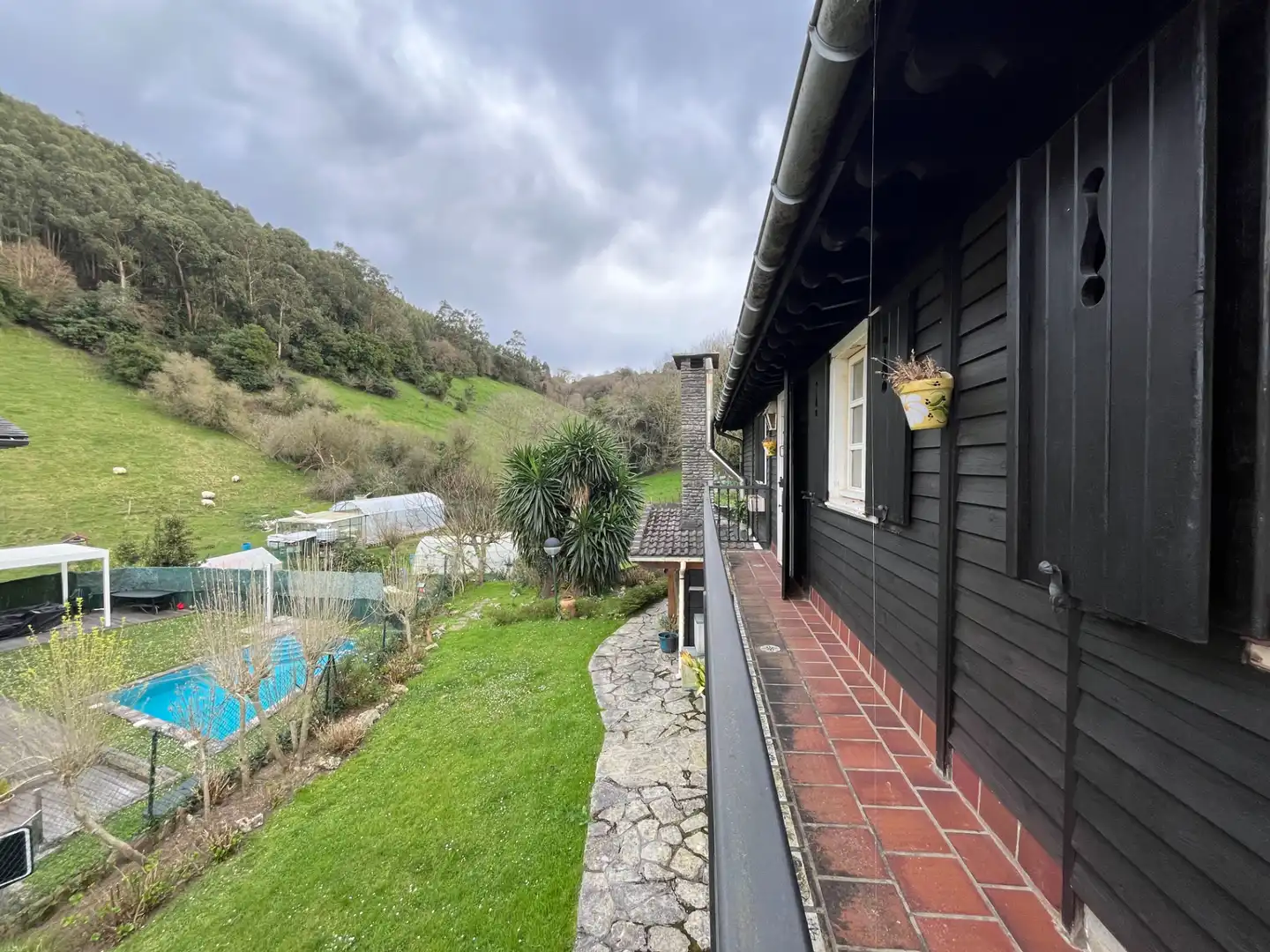 Vista exterior de Casa o xalet en venda en Castro-Urdiales amb Calefacció, Jardí privat i Terrassa