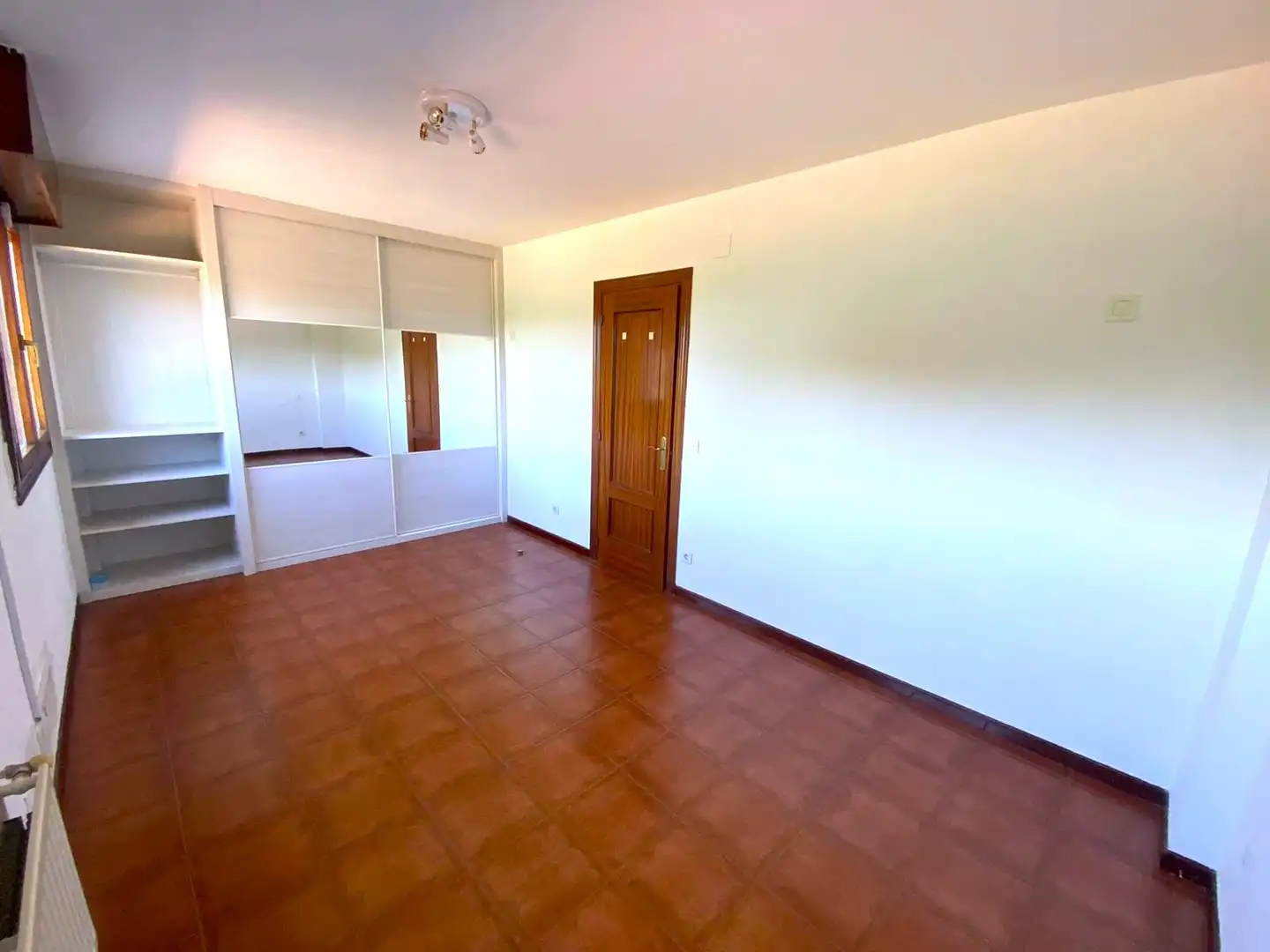 Schlafzimmer von Einfamilien-Reihenhaus zum Verkauf in Castro-Urdiales mit Heizung, Privatgarten und Parkett