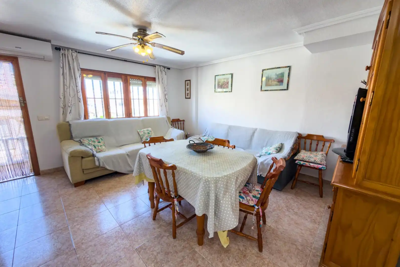 Wohnzimmer von Einfamilien-Reihenhaus zum Verkauf in Torrevieja mit Klimaanlage, Heizung und Terrasse