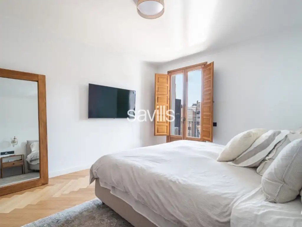 Dormitori de Apartament en venda en Barcelona amb Aire condicionat, Terrassa i Forn