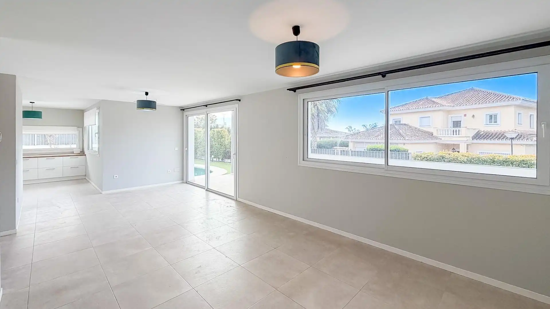 Sala d'estar de Casa o xalet en venda en Benalmádena amb Aire condicionat, Jardí privat i Terrassa