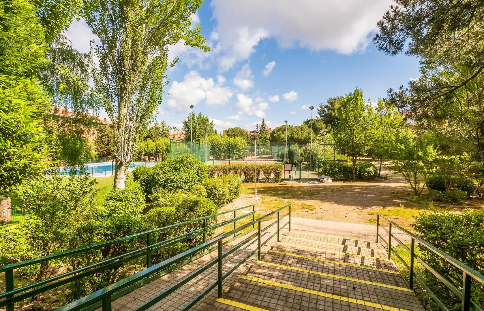 Vista exterior de Dúplex en venta en Collado Villalba con Calefacción, Jardín privado y Terraza