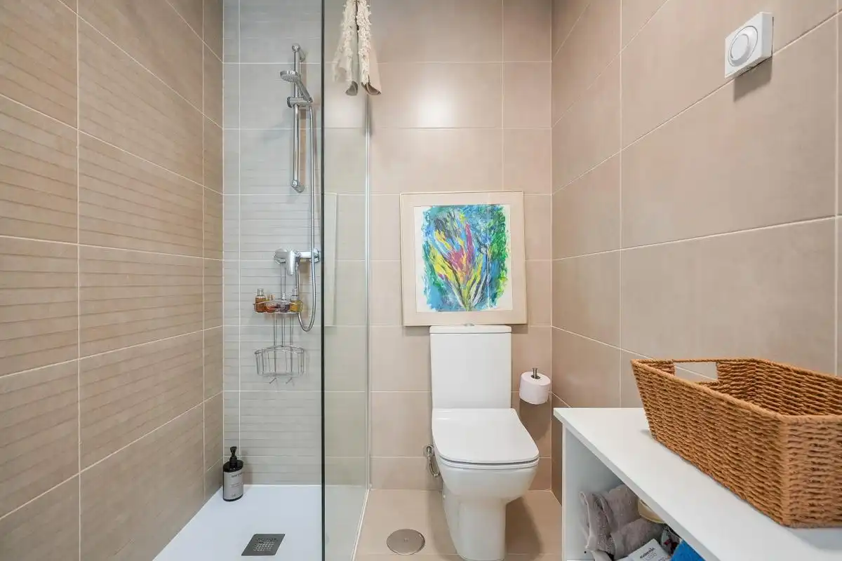 Bathroom of Flat for sale in Madrid  with Air Conditioner, Heating and Private garden