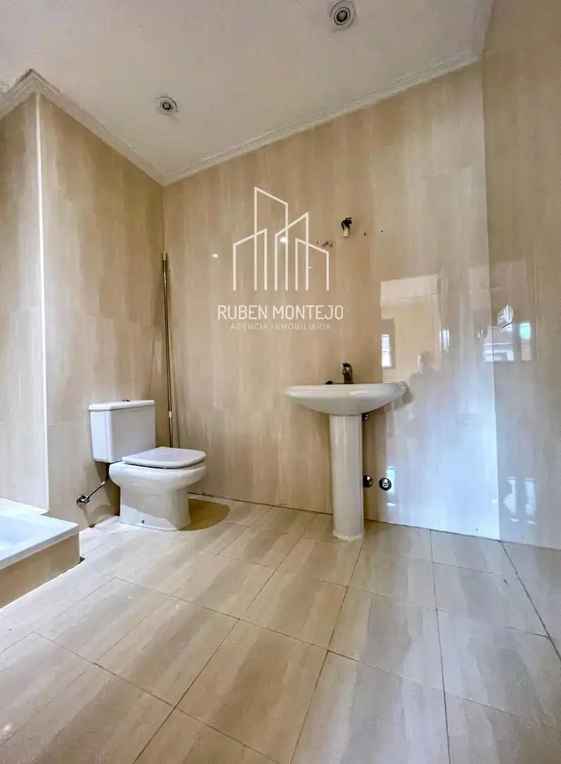 Baño de Casa adosada en venta en Doñinos de Salamanca con Calefacción, Jardín privado y Trastero