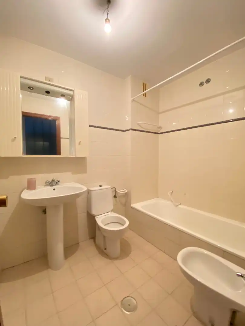 Baño de Piso en venta en Santiago de Compostela  con Calefacción, Trastero y Amueblado