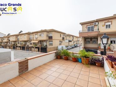 Casa bifamiliare con balcone in vendita a Calle Calle Río Genil