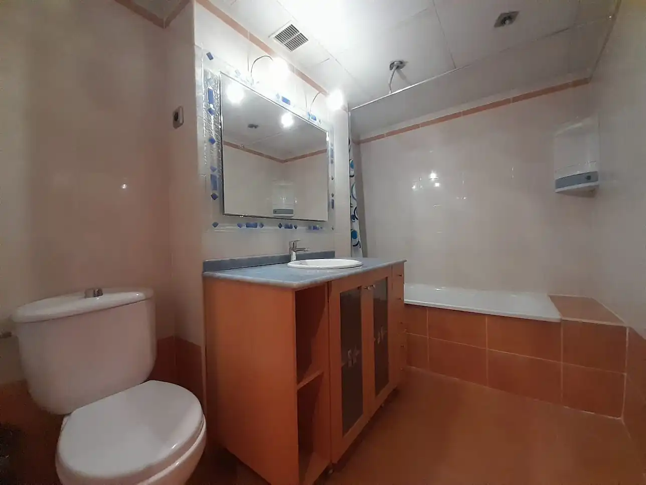Bathroom of Flat for sale in Madrid  with Air Conditioner, Heating and Parquet flooring