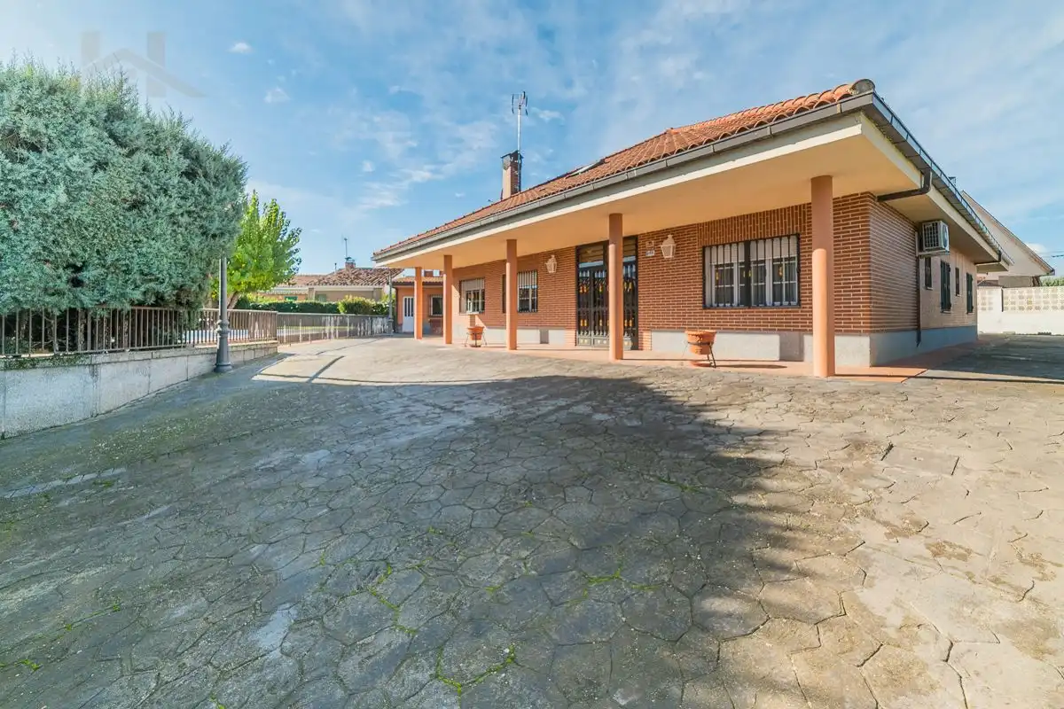 Vista exterior de Casa o xalet en venda en Griñón amb Aire condicionat, Jardí privat i Traster