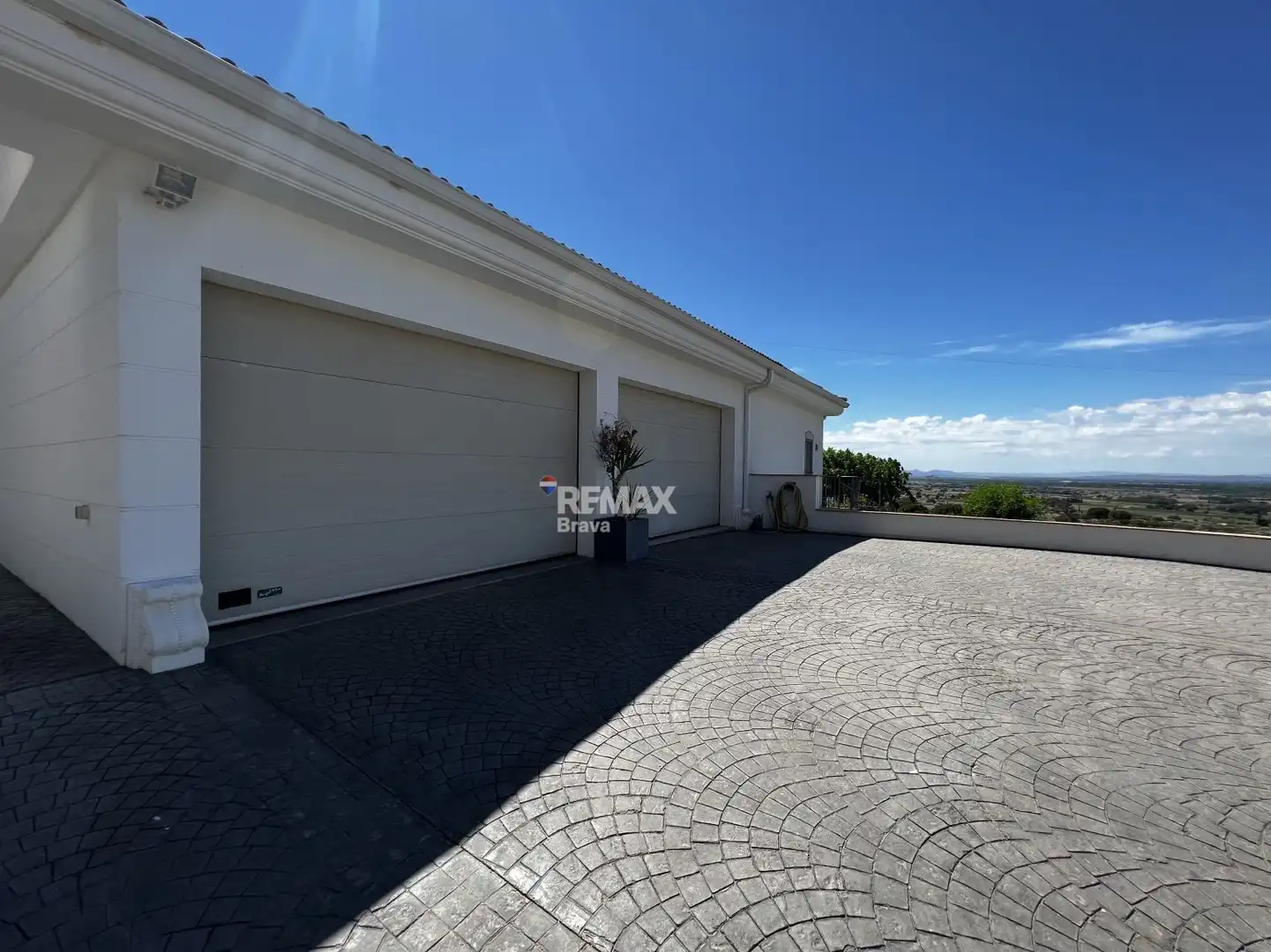 Vista exterior de Casa o xalet en venda en Pau amb Aire condicionat, Jardí privat i Terrassa